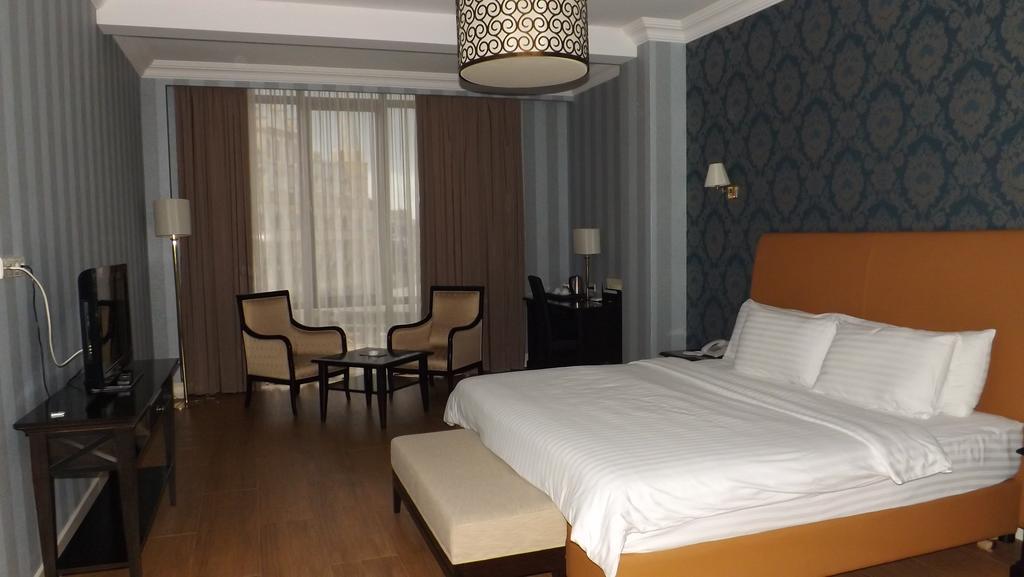 Hotel & Casino President Batumi Exterior foto